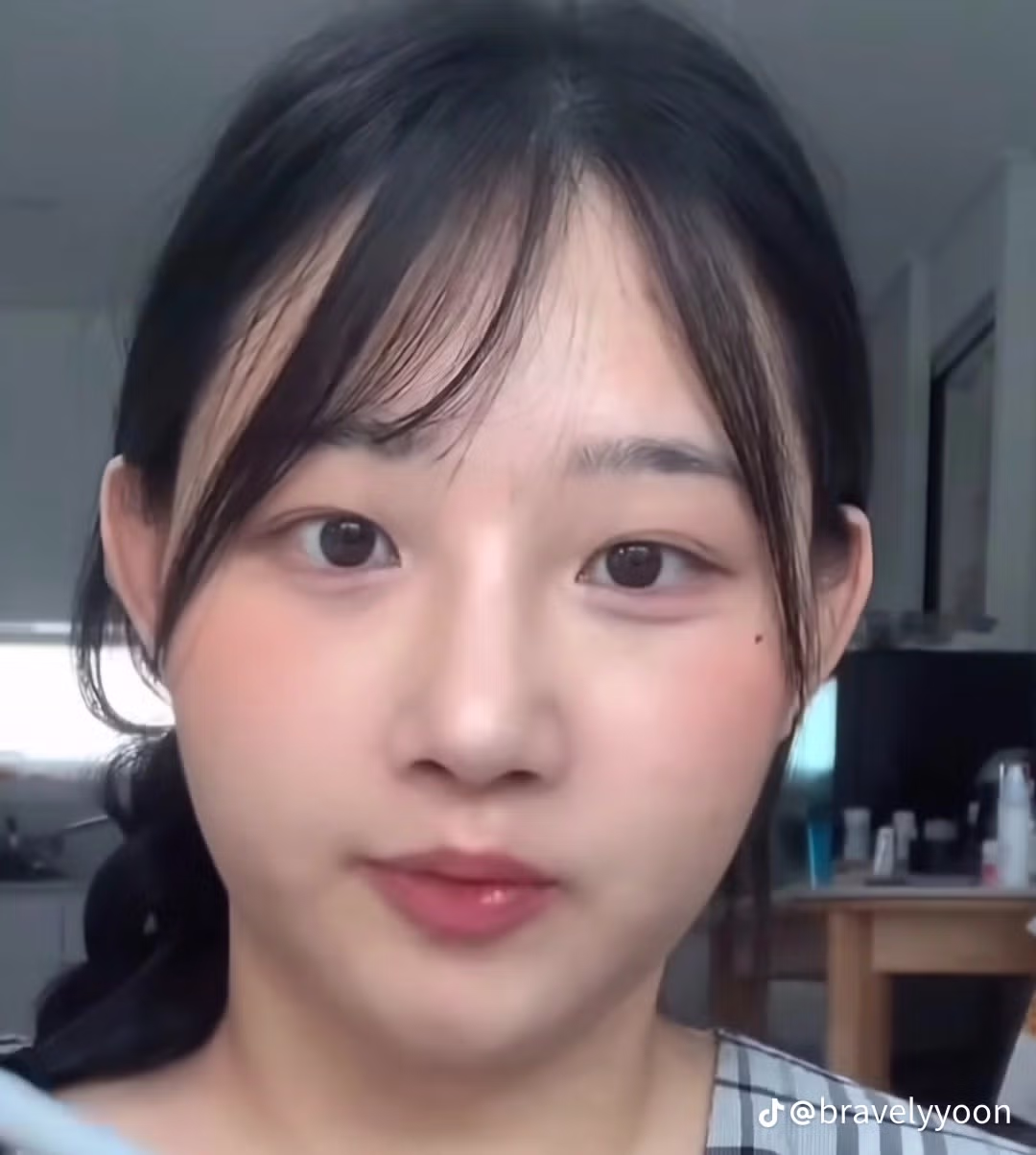 20kg 차이를 얼굴사진으로 보여주는 여자 - 밈카세