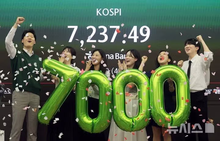 코스피 7000돌파 축하사진 특징.jpg - 밈카세