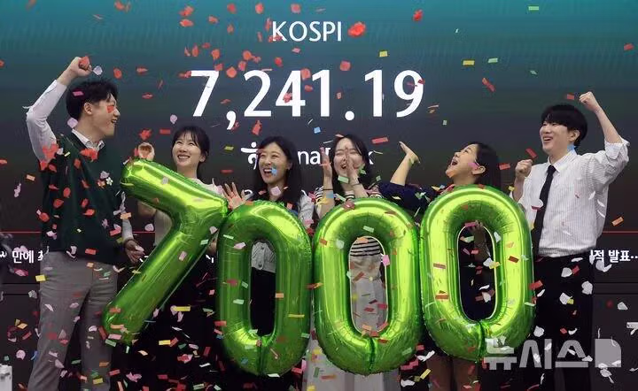 코스피 7000돌파 축하사진 특징.jpg - 밈카세