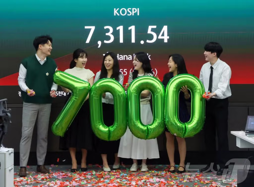 코스피 7000돌파 축하사진 특징.jpg - 밈카세