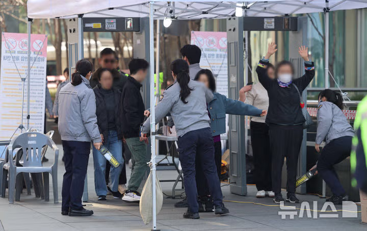 광화문광장에 금속탐지기 80대...검문에는 ‘예외 없다’ 2