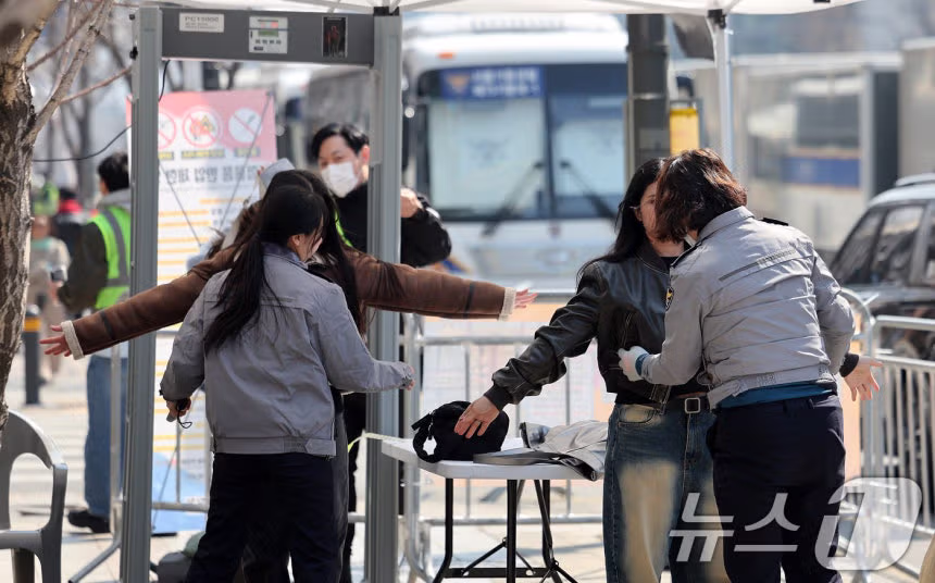 광화문광장에 금속탐지기 80대...검문에는 ‘예외 없다’ 3