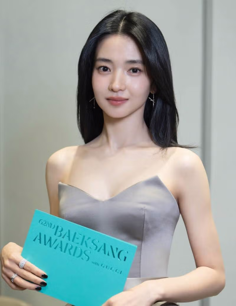 메이크업 담당자 변경 후 분위기가 달라진 김태리 - 인벤 인기글 이미지 1 - 밈카세