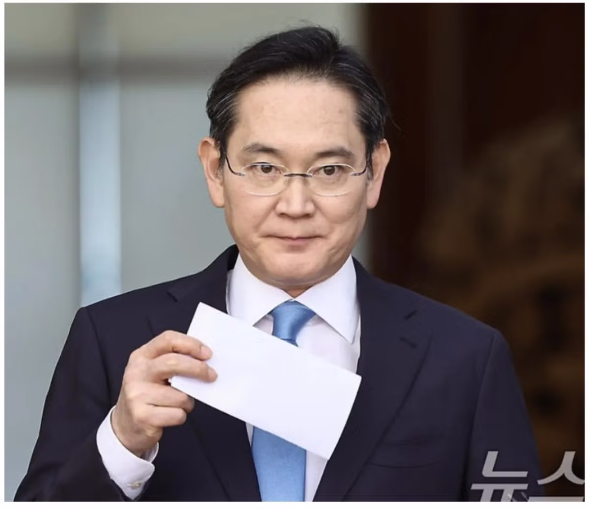 이건희 회장과 판박이인 이재용 회장 모습 - 인벤 인기글 이미지 2 - 밈카세