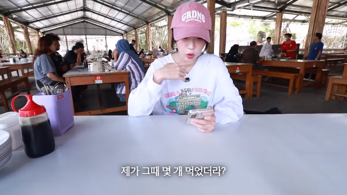 인도네시아에서 적당히 먹겠다는 쯔양의 식사량 - 디시인사이드 인기글 이미지 1 - 밈카세