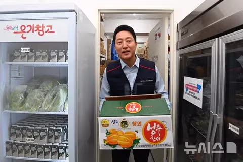 성주 참외를 옮기는 오세훈 시장 - 인벤 인기글 이미지 1 - 밈카세