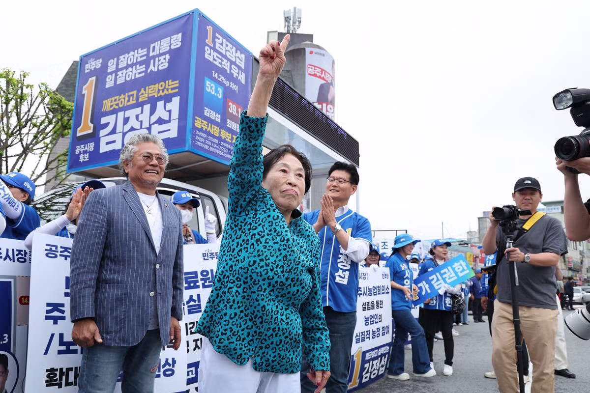 전원주 씨의 민주당 유세 현장 깜짝 방문과 지지 호소 - 클리앙 인기글 이미지 1 - 밈카세