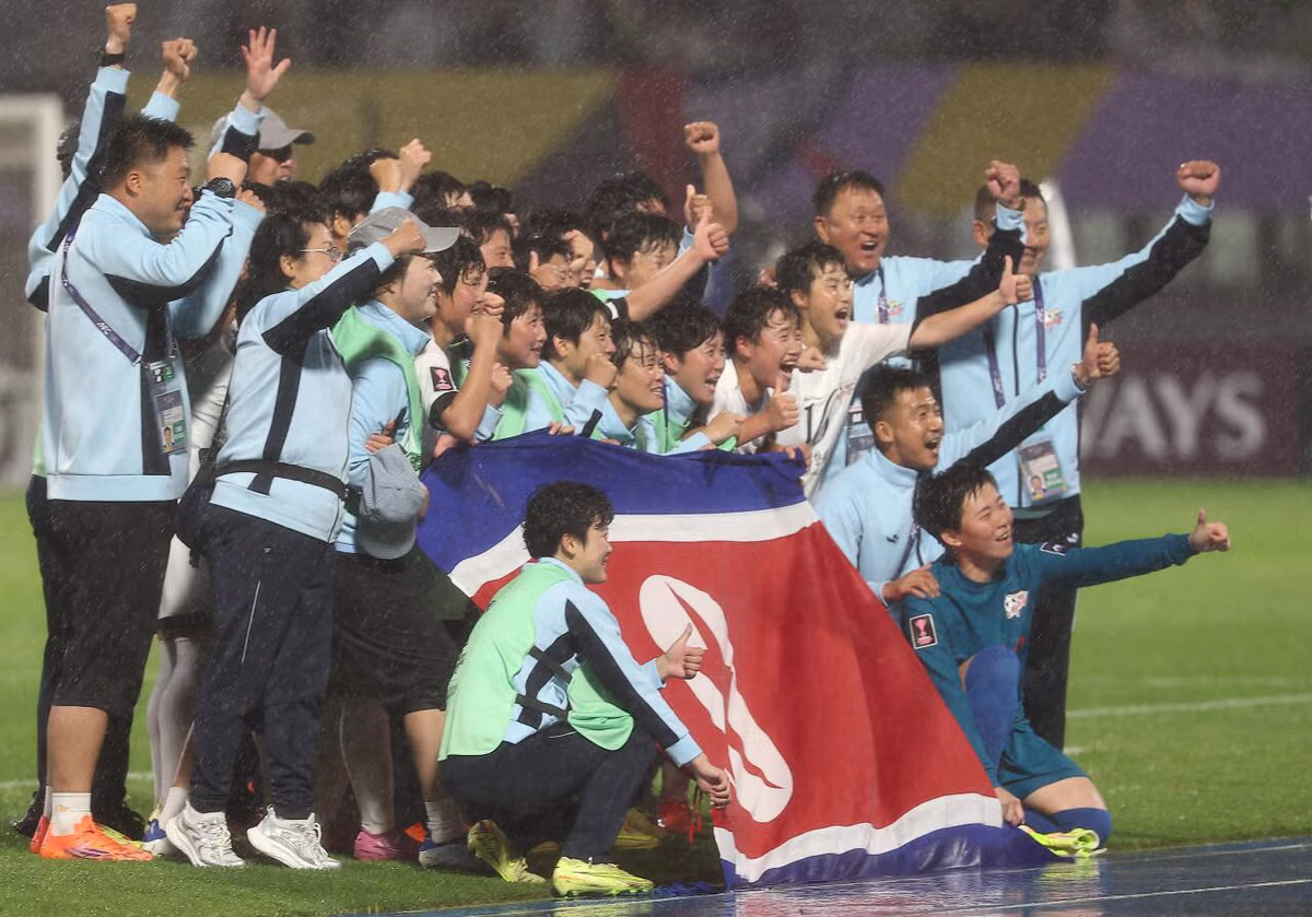 수원 FC 위민 경기 중 태극기 소지 제지당한 탈북민 - MLB파크 인기글 이미지 1 - 밈카세