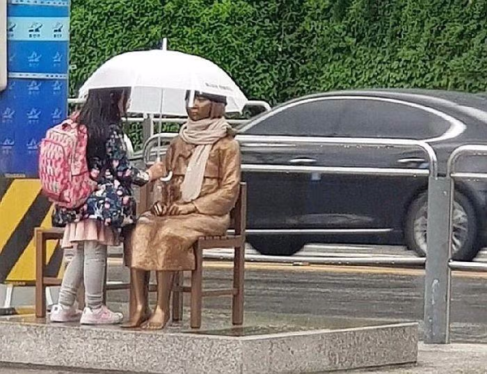 우산을 씌워주는 아이의 모습 - FM코리아 인기글 이미지 2 - 밈카세