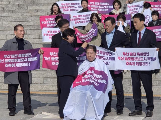 [속보] 박형준 부산시장, 글로벌 허브도시 특별법 촉구하며 ‘삭발’ 2