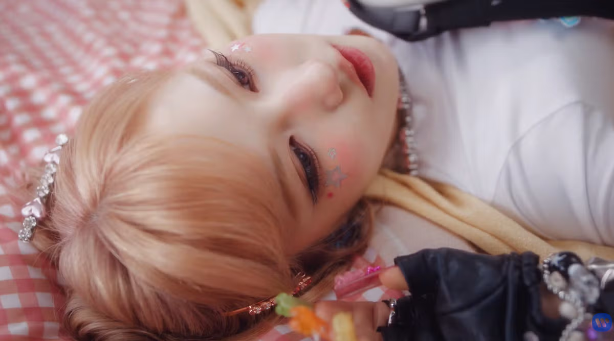 보는 순간 당황스러운 여자 가수 네일아트 - 더쿠 인기글 이미지 5 - 밈카세
