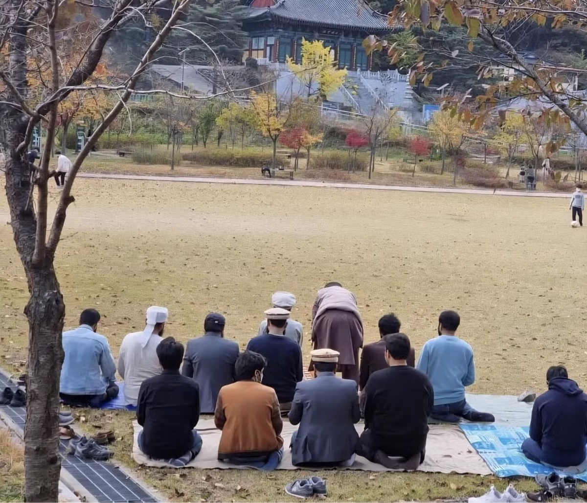 한국 공공장소에서 기도하는 무슬림 외국인들 - 보배드림 인기글 이미지 3 - 밈카세