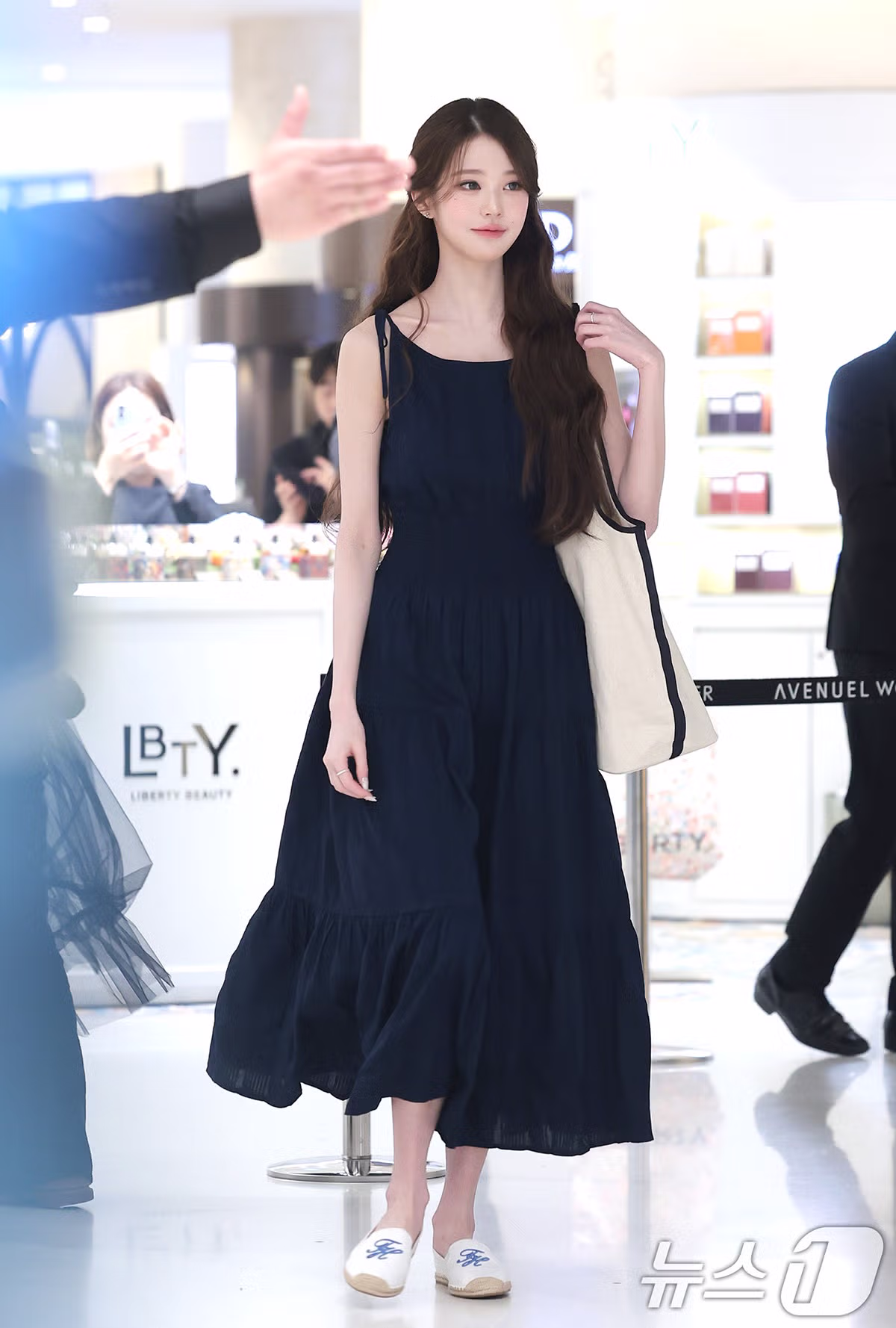 타미진스 팝업 스토어에 등장한 아이브 장원영 - 디시인사이드 인기글 이미지 5 - 밈카세