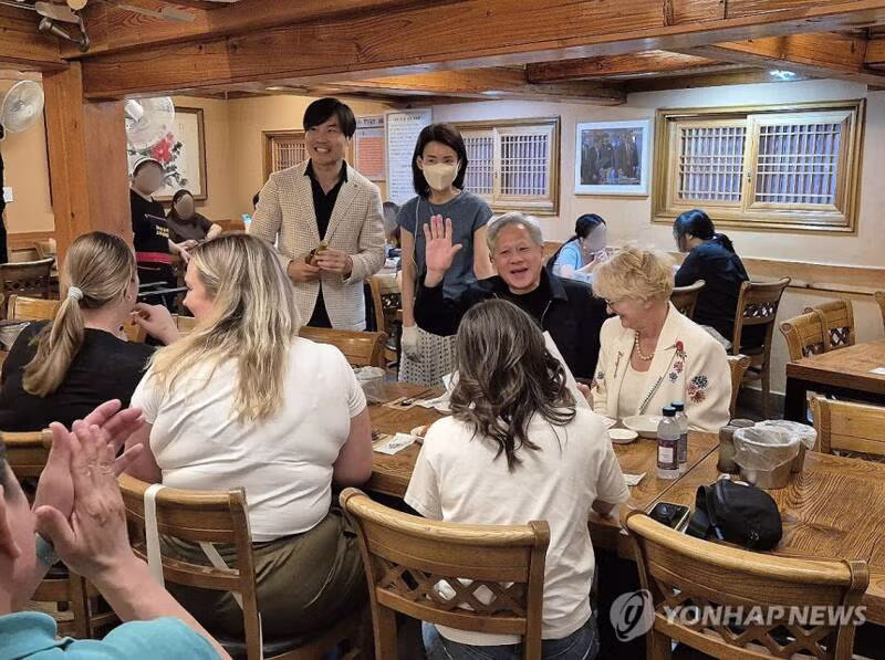 삼계탕집에 나타난 젠슨 황 - 더쿠 인기글 이미지 1 - 밈카세