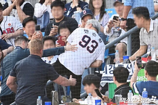 잠실 야구장 시구한 젠슨 황과 시타한 박정원 두산회장 - 클리앙 인기글 이미지 6 - 밈카세