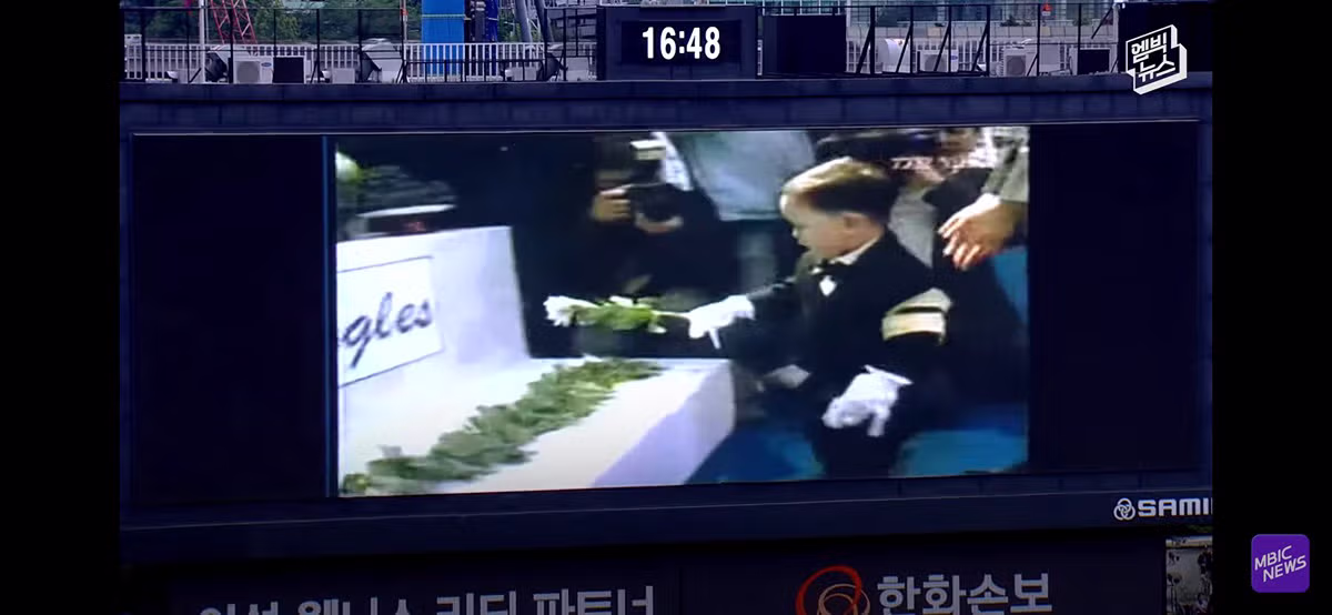 야구장을 눈물바다로 만든 감동적인 시구 - 개드립 인기글 이미지 22 - 밈카세