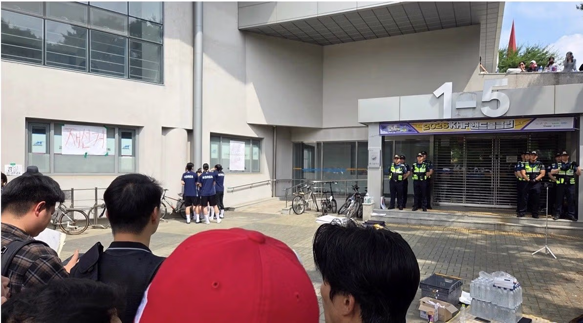 올공 시위대들 진짜 어린애들한테 할짓이냐 - 클리앙 인기글 이미지 1 - 밈카세