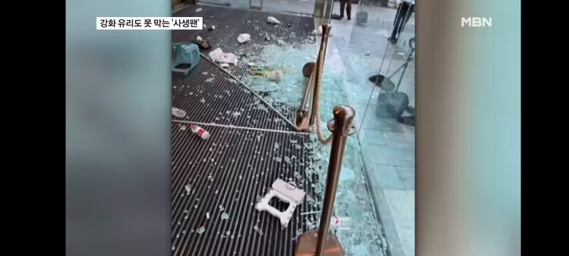 비즈니스석과 강화 유리도 뚫어버린 중국 사생팬의 집착 - 더쿠 인기글 이미지 4 - 밈카세