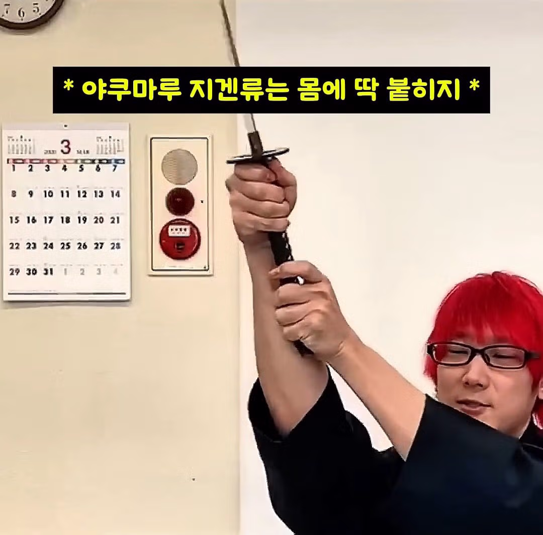 어설퍼 보이지만 의외로 실전성이 입증된 검술 - 개드립 인기글 이미지 19 - 밈카세