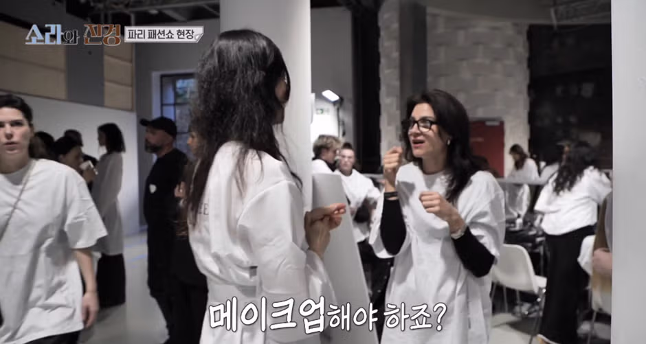 패션쇼에서 독특한 메이크업을 선보인 홍진경 - 디시인사이드 인기글 이미지 3 - 밈카세