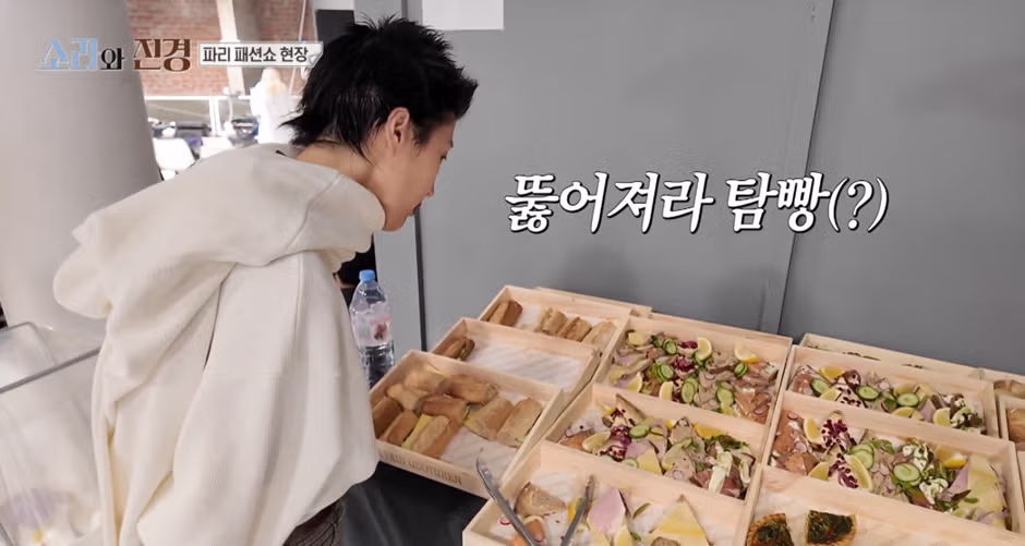 패션쇼에서 독특한 메이크업을 선보인 홍진경 - 디시인사이드 인기글 이미지 25 - 밈카세