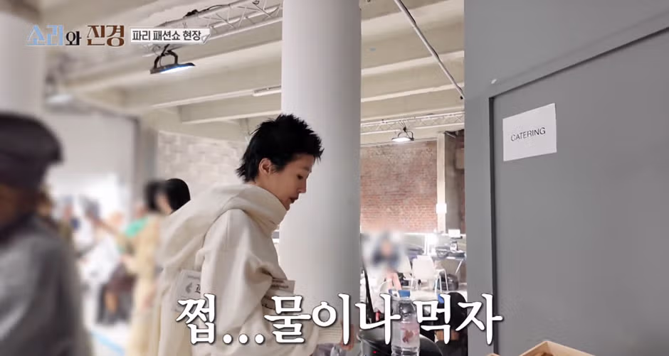 패션쇼에서 독특한 메이크업을 선보인 홍진경 - 디시인사이드 인기글 이미지 26 - 밈카세