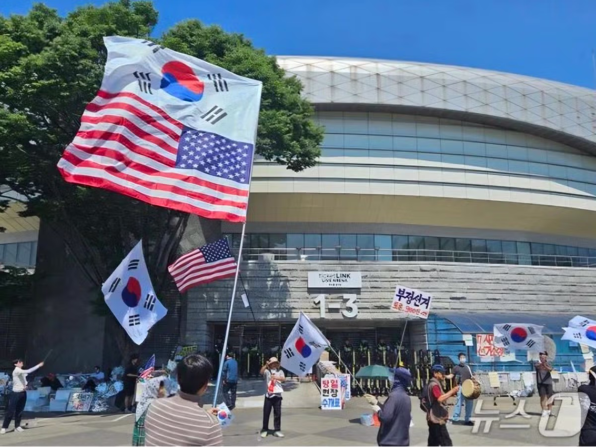 잠실 시위 참여 인원이 급격히 줄어든 모습 - 인벤 인기글 이미지 2 - 밈카세