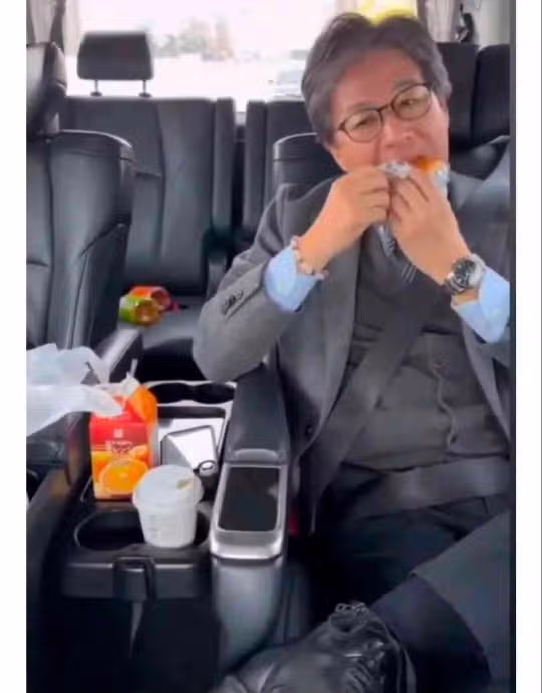 ㅇㅎ?) 10선 의원을 이긴 전직 그라비아 모델 2