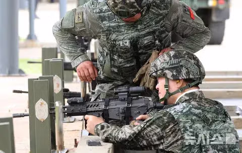 연평부대 방문한 이재명 대표의 사격 실력 - 인벤 인기글 이미지 2 - 밈카세