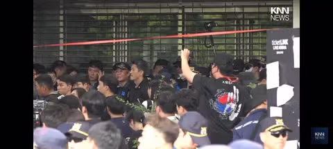 잠실 시위대 강제 해산 및 의원들 개표소 진입 상황 - 클리앙 인기글 이미지 4 - 밈카세