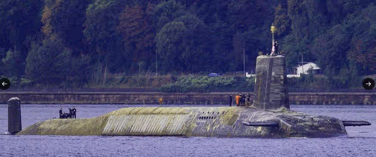 6개월동안 바닷속에서 작전하다 나온 잠수함 2