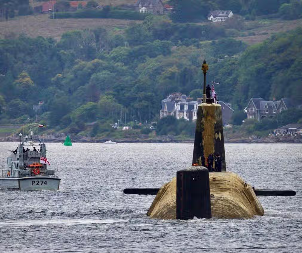 6개월동안 바닷속에서 작전하다 나온 잠수함 3