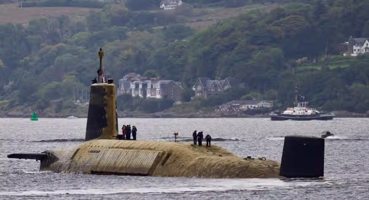 6개월동안 바닷속에서 작전하다 나온 잠수함 4