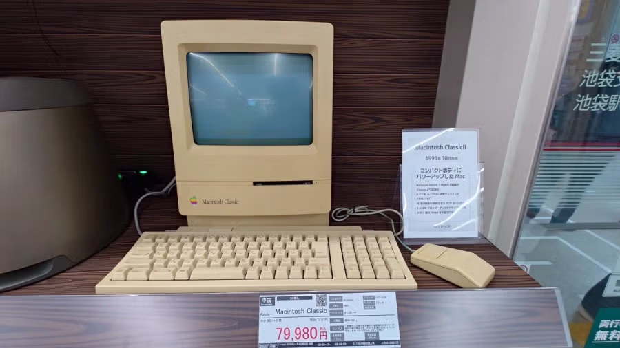 일본 이케부쿠로 소프맵에 있는 구형 애플 기기 코너 3