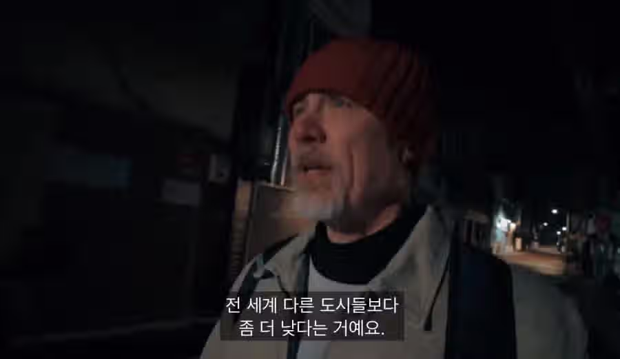 서울 새벽 거리를 정확하게 분석하는 외국인 5