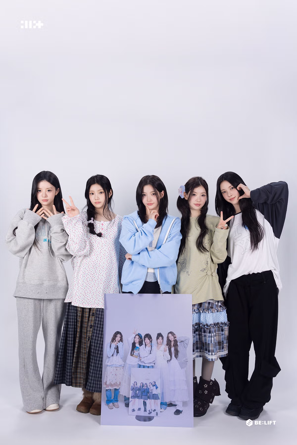 아일릿 데뷔 2주년 기념 사진...jpg 2