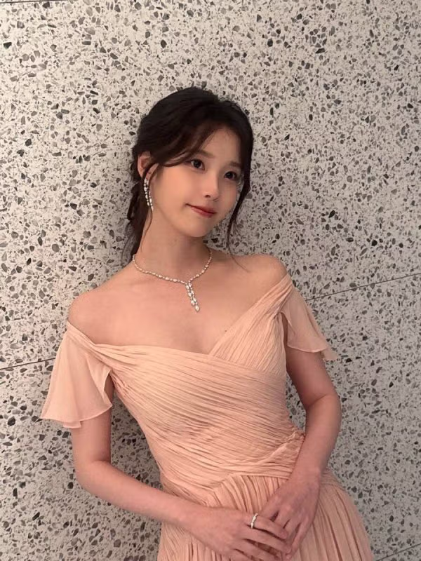 청룡영화상 시상식의 아이유 - 인벤 인기글 이미지 2 - 밈카세