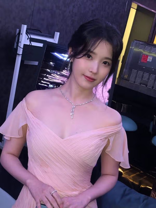 청룡영화상 시상식의 아이유 - 인벤 인기글 이미지 4 - 밈카세