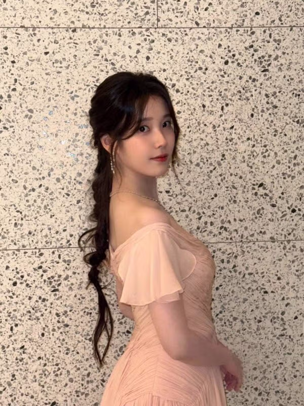 청룡영화상 시상식의 아이유 - 인벤 인기글 이미지 5 - 밈카세