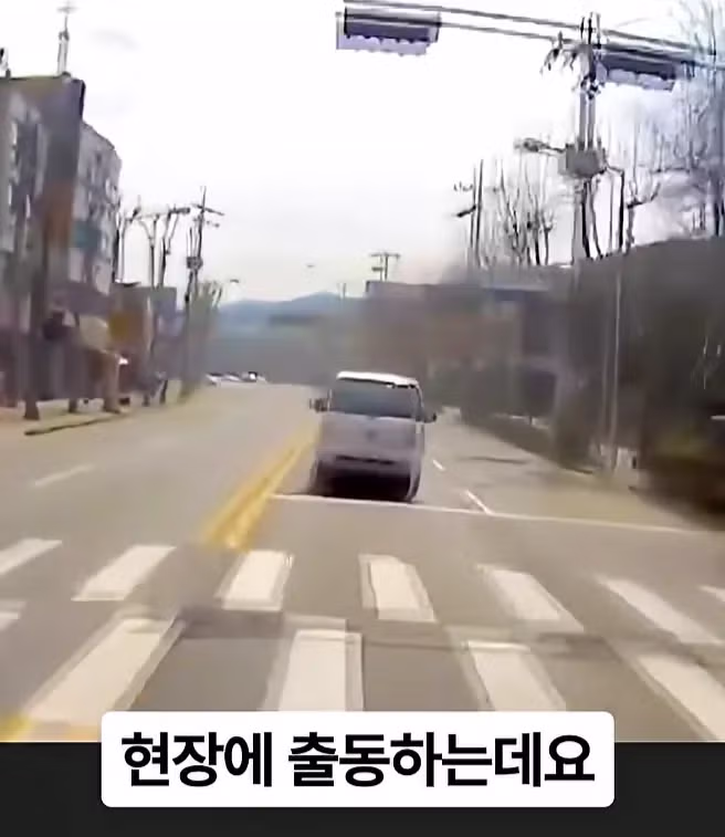 화재 현장 진입로를 막아버린 포크레인 - 디시인사이드 인기글 이미지 6 - 밈카세