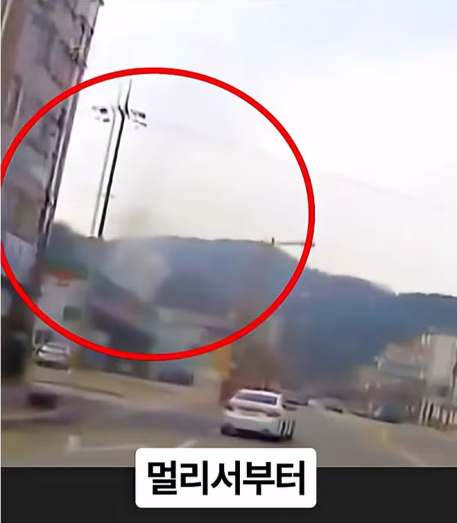 화재 현장 진입로를 막아버린 포크레인 - 디시인사이드 인기글 이미지 13 - 밈카세