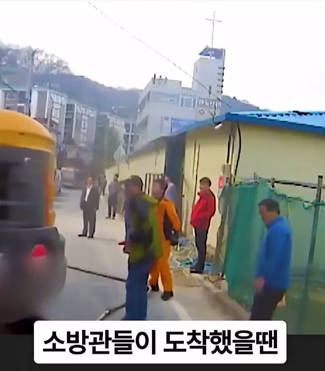 화재 현장 진입로를 막아버린 포크레인 - 디시인사이드 인기글 이미지 22 - 밈카세