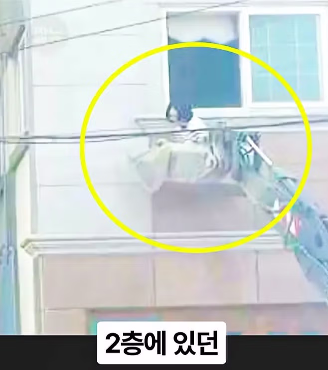 화재 현장 진입로를 막아버린 포크레인 - 디시인사이드 인기글 이미지 29 - 밈카세