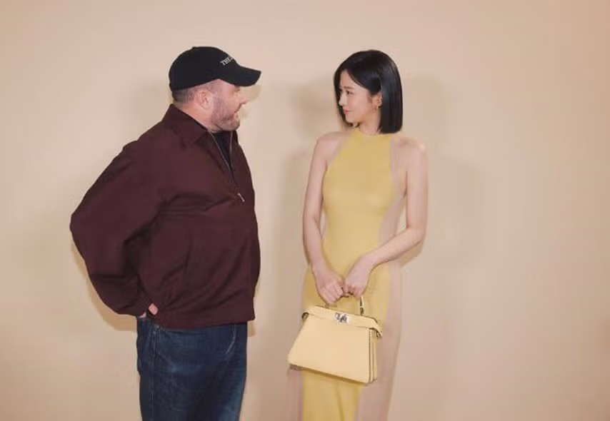 젊은여자 스킨쉽 하는 아재들.jpg 5