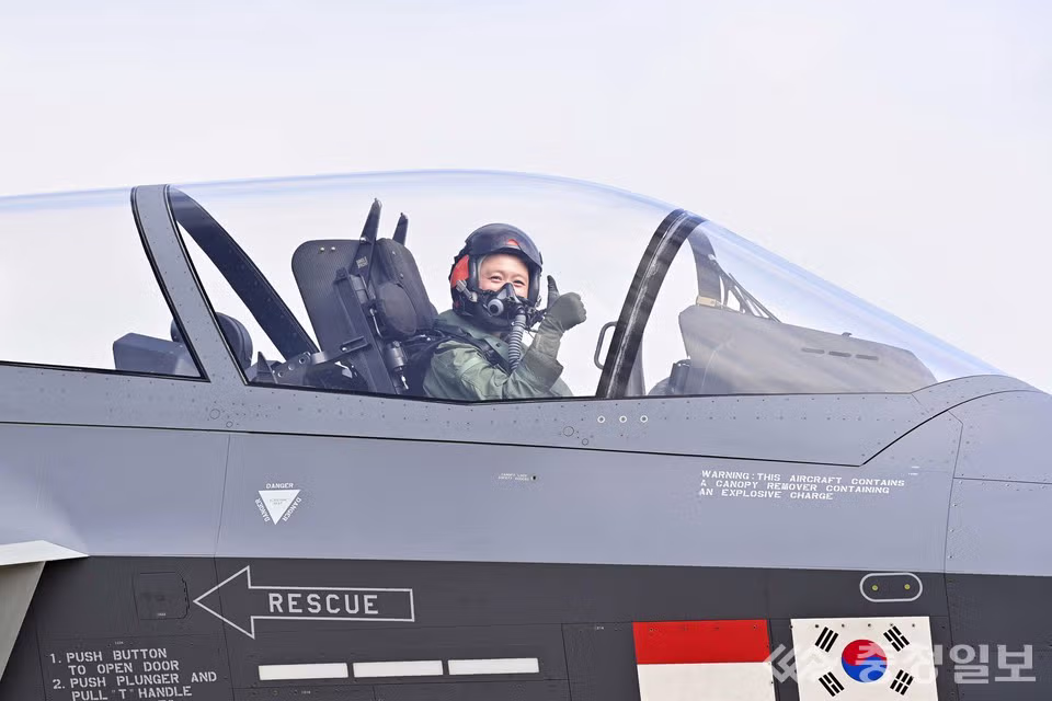 오늘 공개 된 KF-21 전투기 시험비행을 맡은 대한민국 최초 여군 KF-21 조종사 '정다정 소령' 2