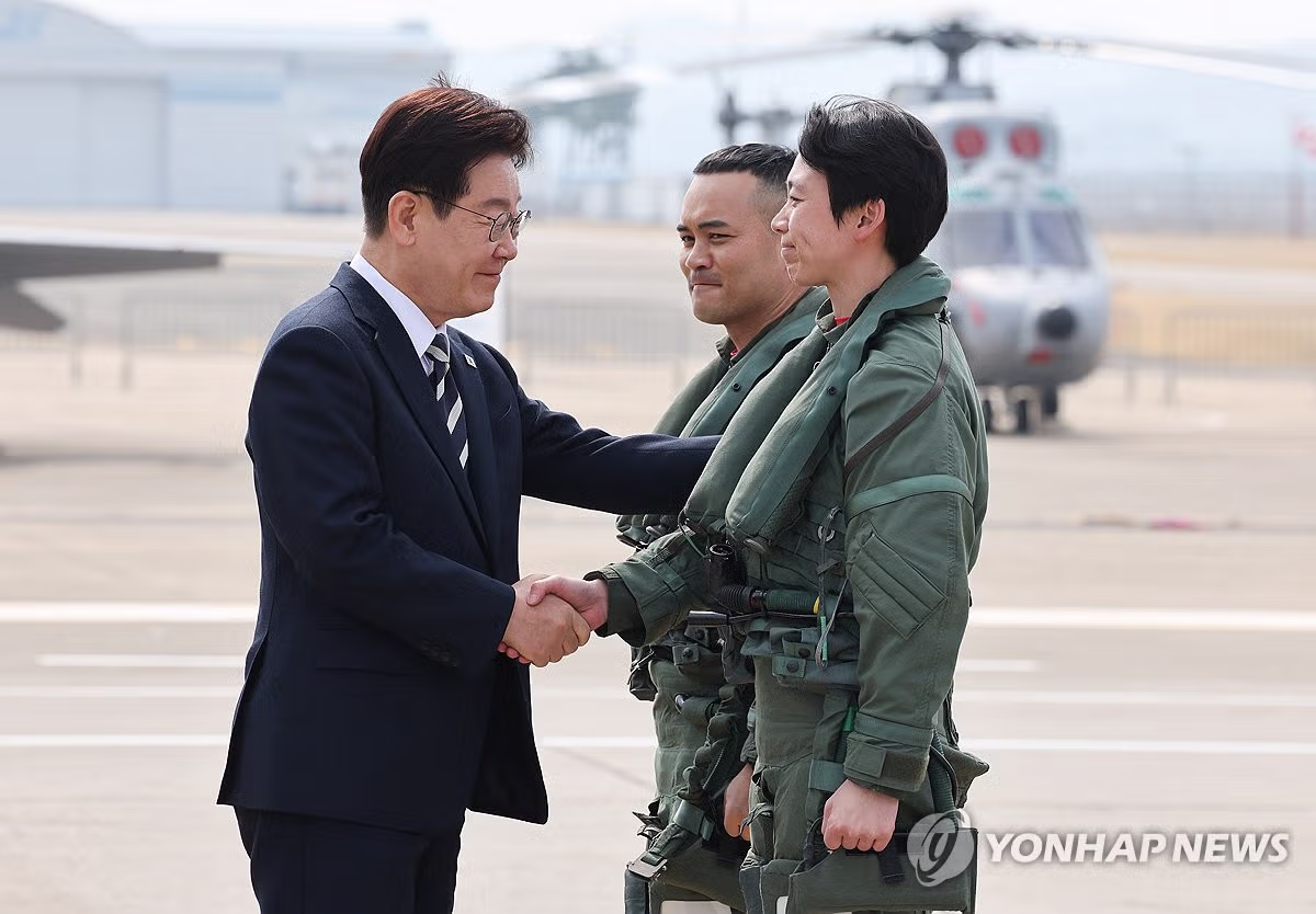 오늘 공개 된 KF-21 전투기 시험비행을 맡은 대한민국 최초 여군 KF-21 조종사 '정다정 소령' 3