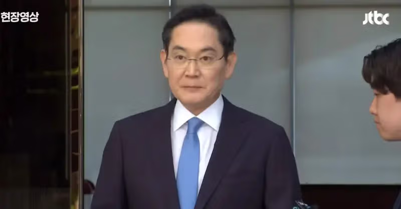 최근 포착된 이재용 회장의 모습 - 개드립 인기글 이미지 2 - 밈카세