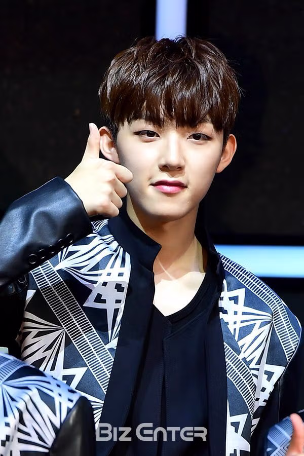 어느 남자 아이돌의 변신.mp4 2