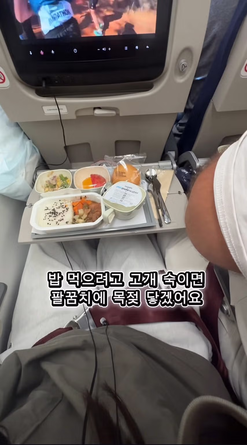 13시간 동안 옆에 아저씨와 초밀착 비행.jpg 3