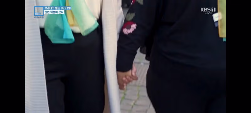 두손 꼭 맞잡고 평화를 외치는 유대인 어머니와 무슬림 어머니 2